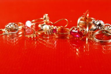 kırmızı zemin üzerine süslemeleri