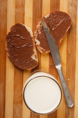 chocolate yayılan tablo ile ekmek