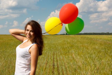 mutlu genç kadın ve renkli balonlar