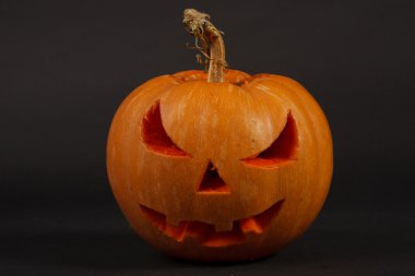 Turuncu halloween kabak koyu mavi zemin üzerine