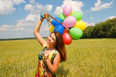 mutlu genç kadın ve renkli balonlar