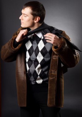 koyun derisi ceketli genç işadamı