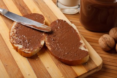 chocolate yayılan tablo ile ekmek