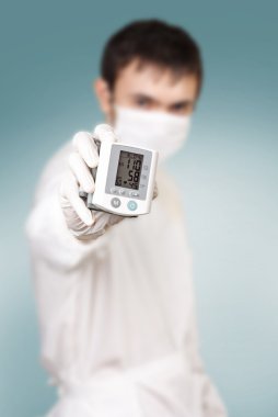 Doktor basınç ölçme aleti ile