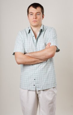 Düşünceli genç adam.