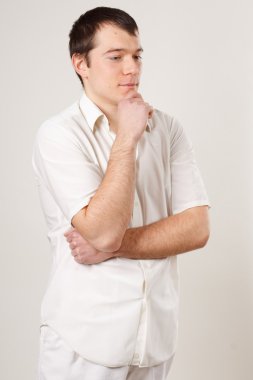 Düşünceli genç adam.