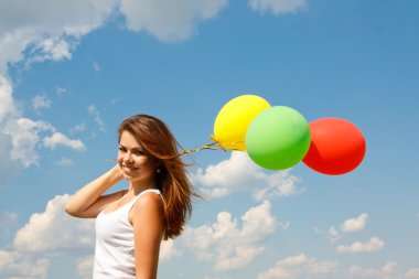mutlu genç kadın ve renkli balonlar