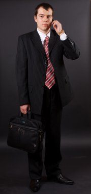 Yakışıklı genç iş adamı.