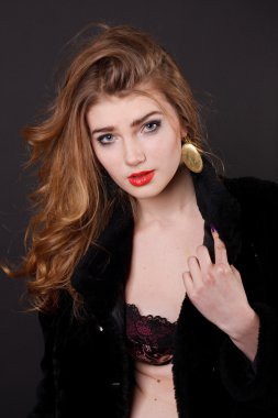 bir kürk manto genç seksi kız