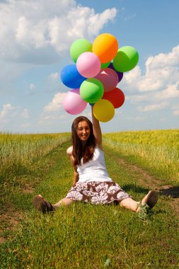 mutlu genç kadın ve renkli balonlar