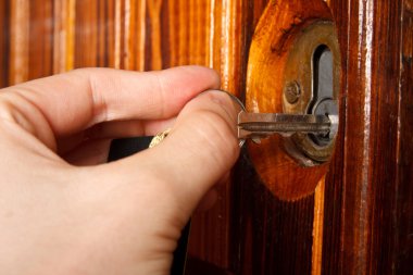 açık kapı ile anahtar taşı