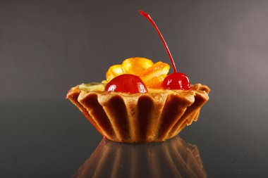 siyah arka plan üzerinde meyve tatlı pasta