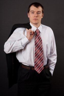 yakışıklı genç iş adamı siyah arka plan üzerine