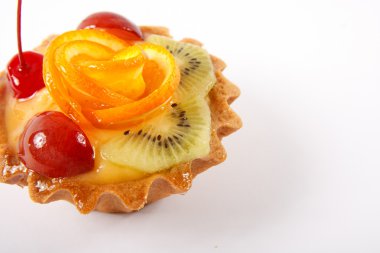 beyaz zemin üzerinde meyve tatlı pasta