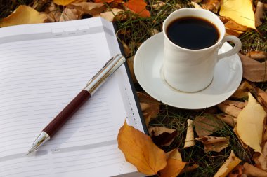 sonbahar sahne. kahve fincanı ve kitaplar