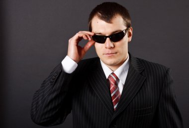 yakışıklı genç iş adamı siyah arka plan üzerine