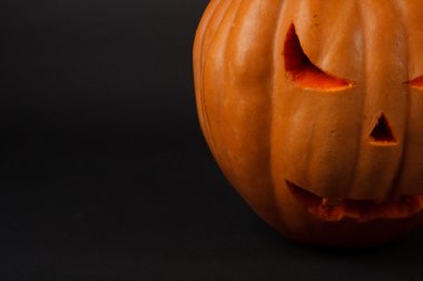 Turuncu halloween kabak koyu mavi zemin üzerine