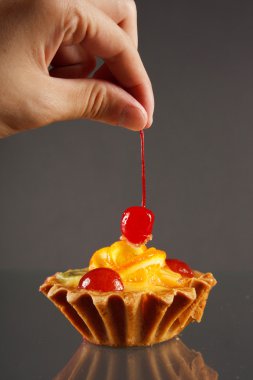 siyah arka plan üzerinde meyve tatlı pasta