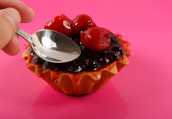 Pastel dulce con frutas sobre fondo rosa — Foto de Stock