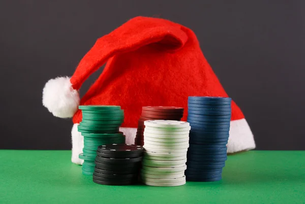 Chip di gioco d'azzardo del casinò e un tappo di Babbo Natale — Foto Stock