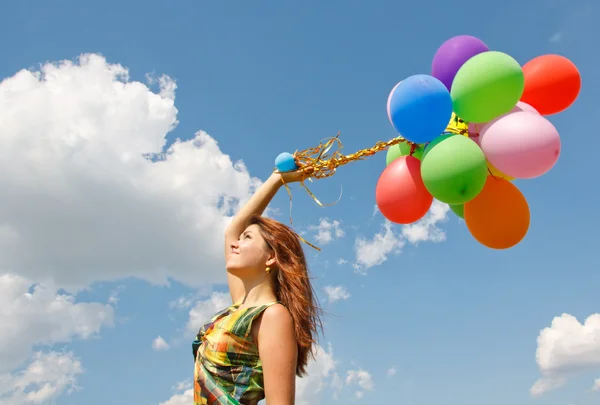 Glad ung kvinna och färgglada ballonger — Stockfoto