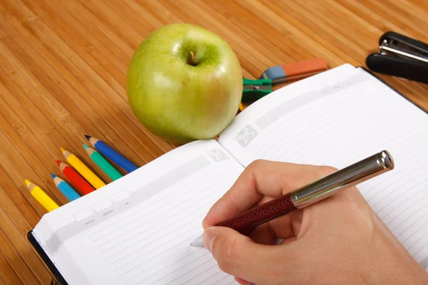 Útiles escolares en una mesa de madera — Foto de Stock