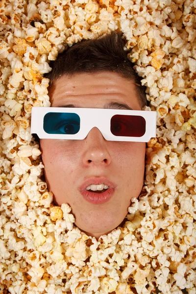 Jonge kerel in de popcorn — Stockfoto