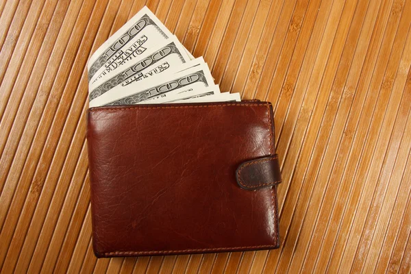 Bolsa marrom na mesa de madeira . — Fotografia de Stock