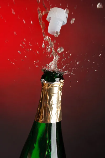 Close-up da explosão de champanhe — Fotografia de Stock