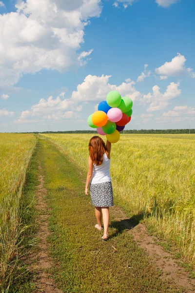 Felice giovane donna e palloncini colorati — Foto Stock