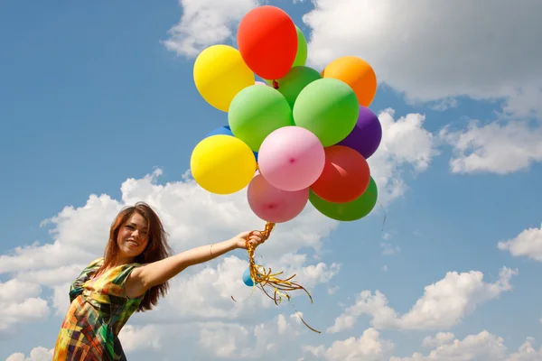 Jovem mulher feliz e balões coloridos — Fotografia de Stock