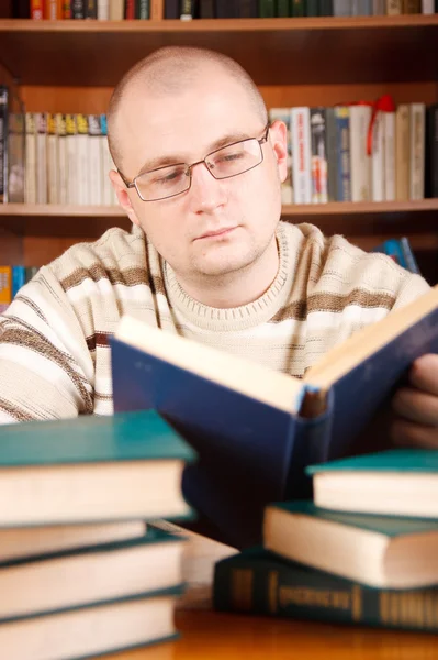 Man en boeken — Stockfoto