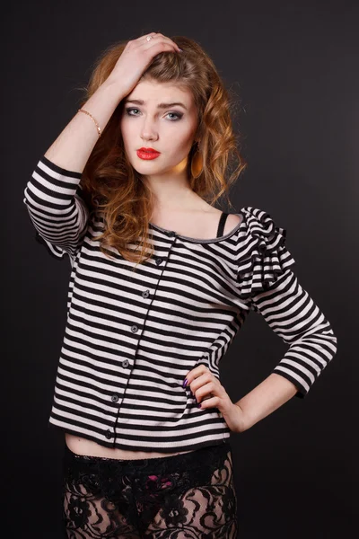 Mooi meisje in een striped blouse — Stockfoto