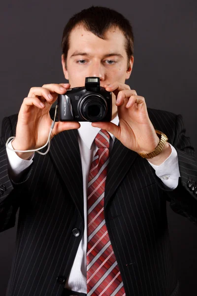 Uomo con una macchina fotografica — Foto Stock