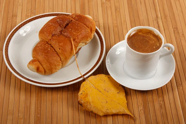 Herbstszene. Kaffee und Croissant auf dem Tisch — Stockfoto