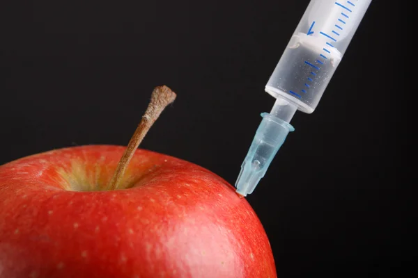 Apple and syringe — Stock Photo, Image