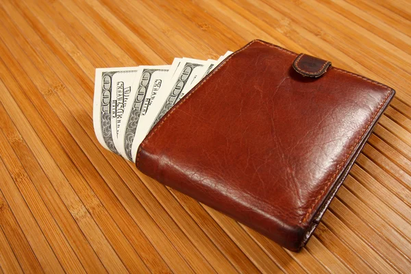 Bolsa marrom na mesa de madeira . — Fotografia de Stock