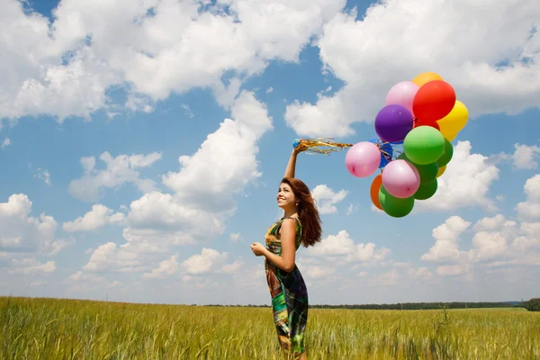 Mutlu genç kadın ve renkli balonlar — Stok fotoğraf