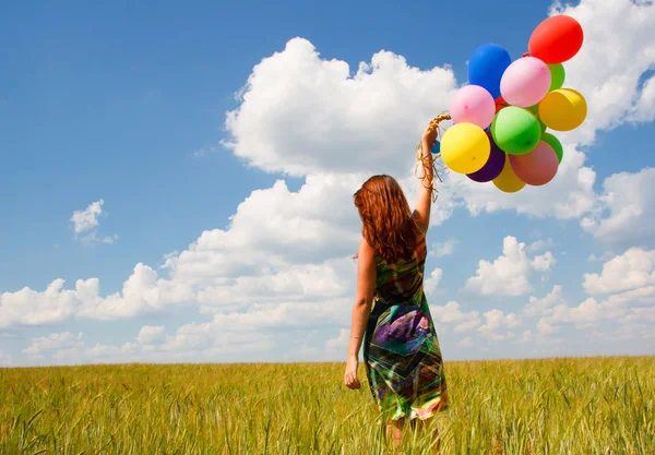 Glad ung kvinna och färgglada ballonger — Stockfoto