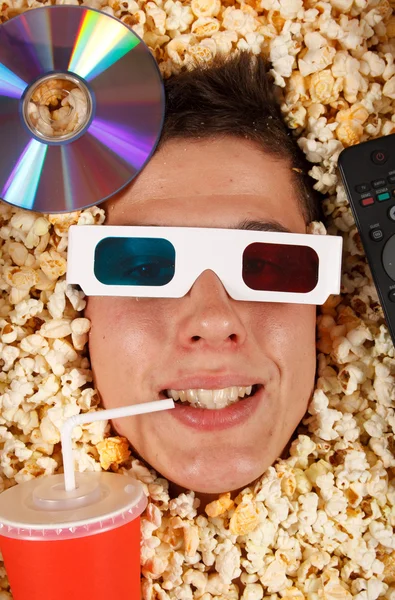 Jonge kerel in de popcorn — Stockfoto