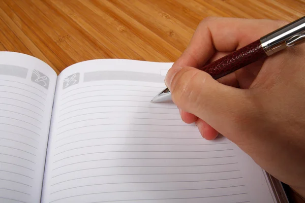 Cuaderno sobre mesa de madera — Foto de Stock