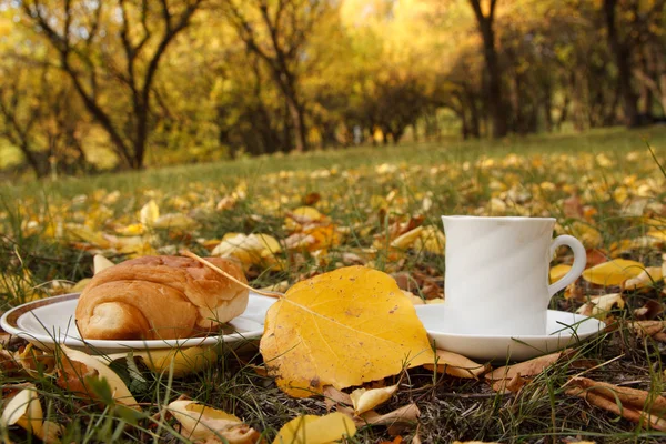 Scena d'autunno. Caffè e croissant. bella giornata — Foto Stock