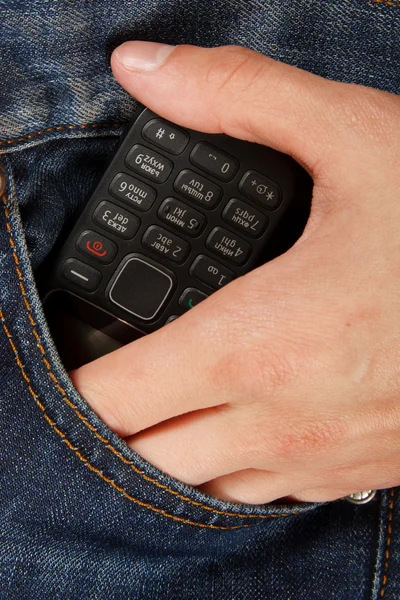 Teléfono móvil en jeans de bolsillo — Foto de Stock