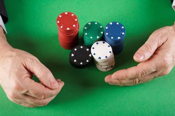 Podnikatel hrát poker — Stock fotografie