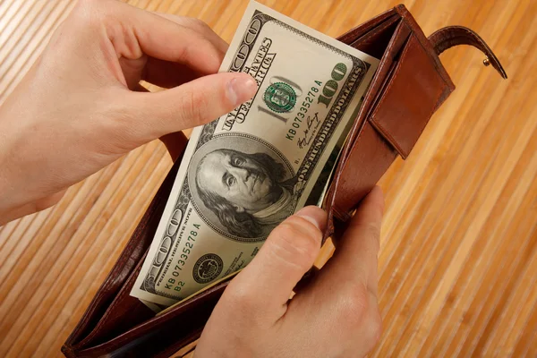 Obtener dinero de su bolso —  Fotos de Stock