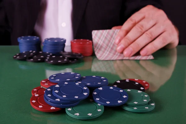 Homem a jogar poker — Fotografia de Stock