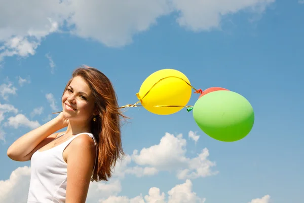 Glad ung kvinna och färgglada ballonger — Stockfoto