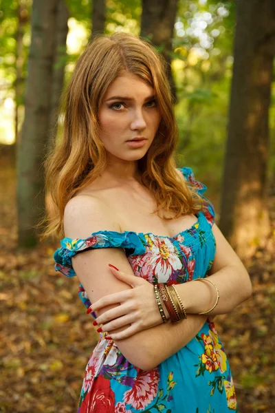 Piękna dziewczyna w jesiennym lesie — Zdjęcie stockowe