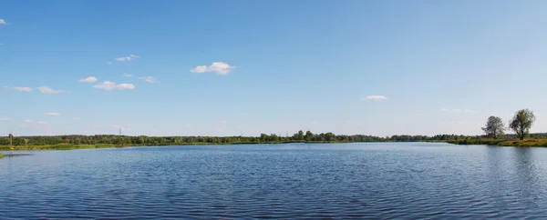 Panorama. sommaren river — Stockfoto