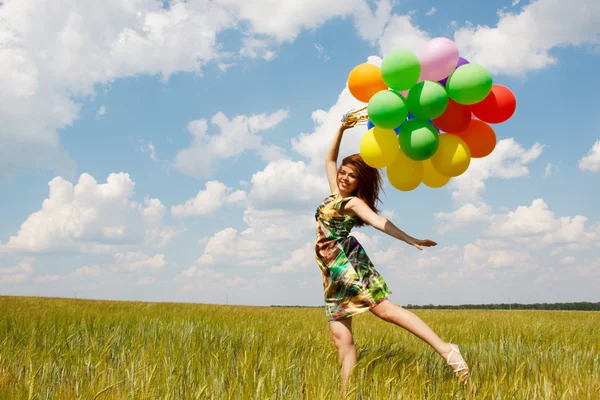 Boldog, fiatal nő, és a színes léggömbök — Stock Fotó